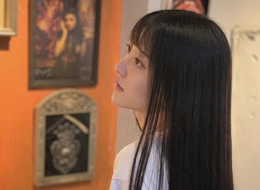 女生中長髮、燙直、短瀏海