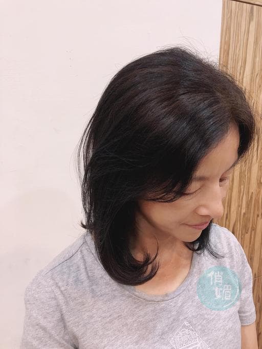 女生中長髮、短瀏海、女生染髮