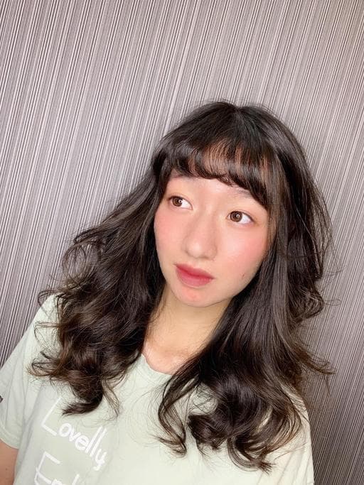 女生長髮、短瀏海、溫塑燙
