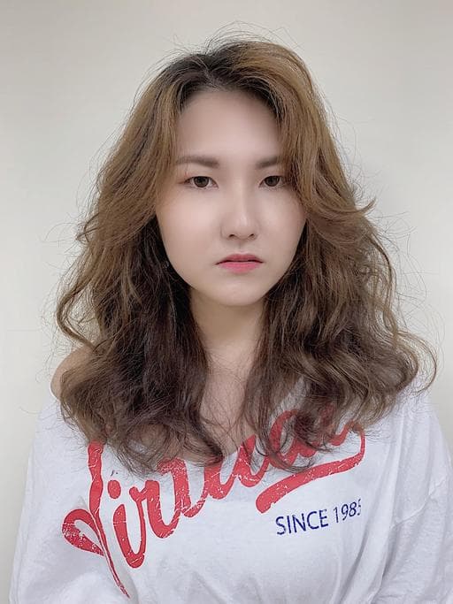 女生中長髮、長瀏海、女生染髮