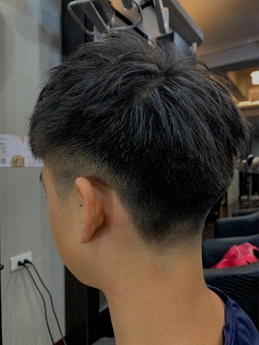 男生短髮、黑色