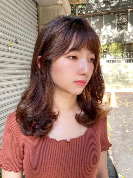 女生長髮、楓糖斑比色
