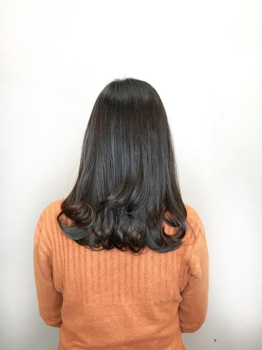 女生中長髮、燙卷、長瀏海