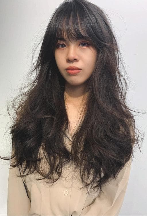 女生長髮、手撥卷、短瀏海