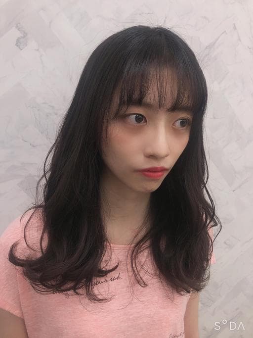 女生長髮、短瀏海、溫塑燙