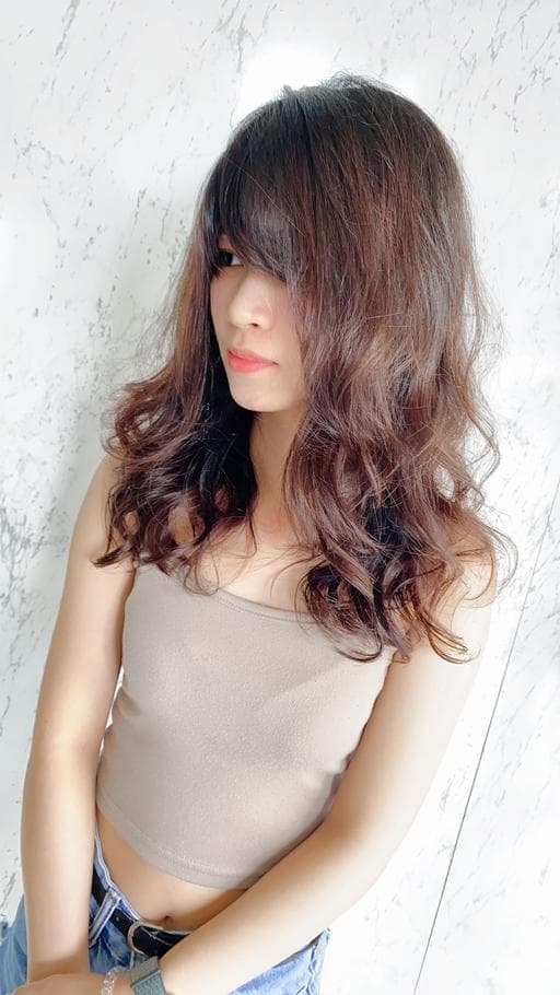 女生中長髮、燙卷、長瀏海