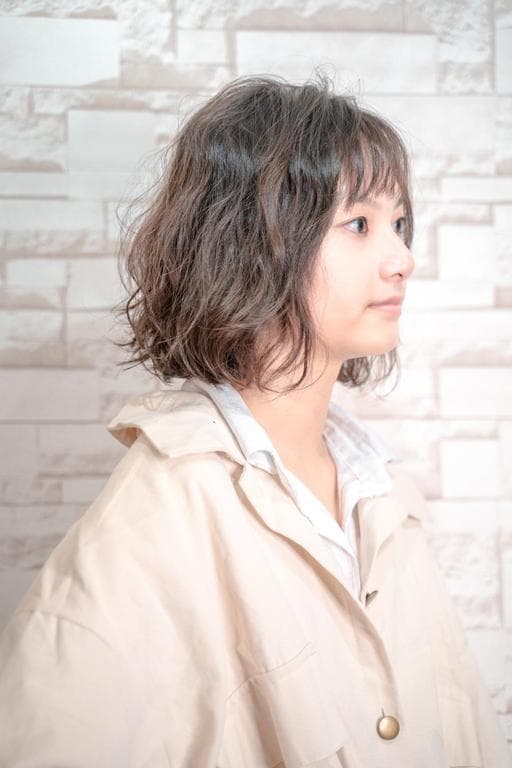 女生中長髮、空氣感卷髮、短瀏海