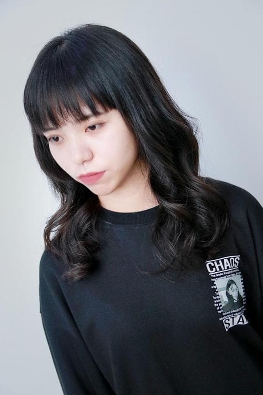 女生長髮、短瀏海、粗硬髮