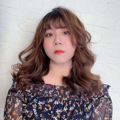 女生長髮、楓糖斑比色