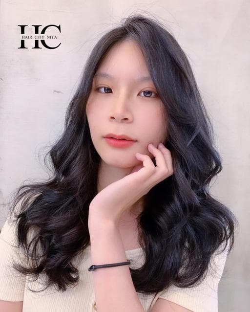 女生長髮、黑茶髮色