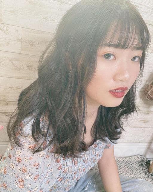 女生長髮、布朗尼髮色