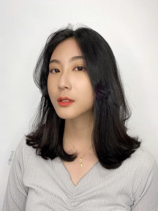 女生中長髮、長瀏海、手撥卷