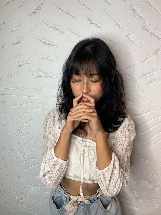 女生長髮、短瀏海、溫塑燙