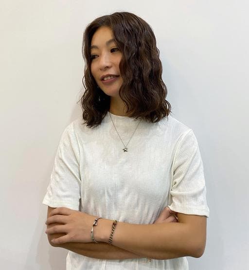 女生中長髮、燙卷、長瀏海