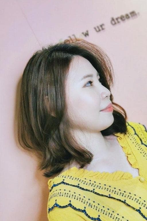 女生中長髮、燙直、長瀏海
