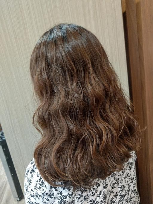 女生中長髮、短瀏海、溫塑燙