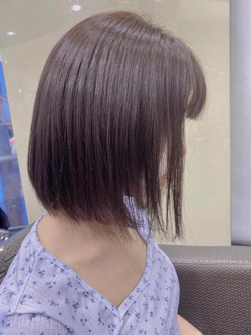 女生短髮、冷色調、霧面質感