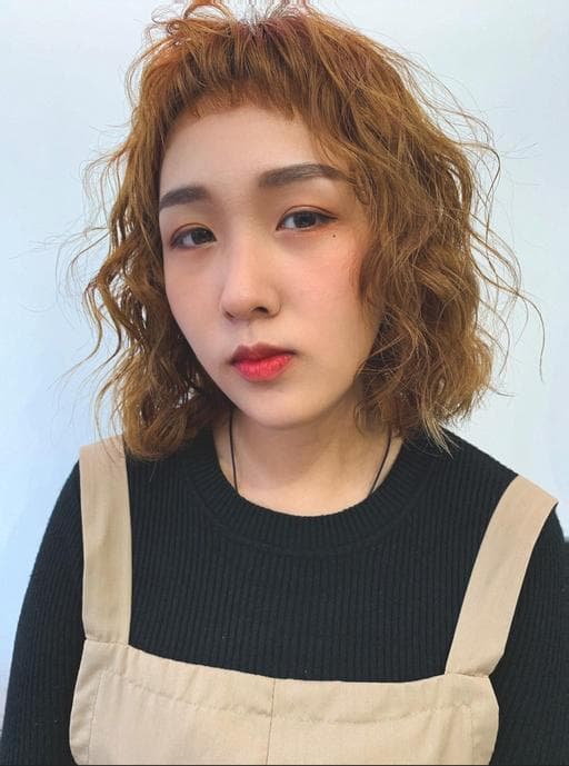 女生中長髮、短瀏海、溫塑燙