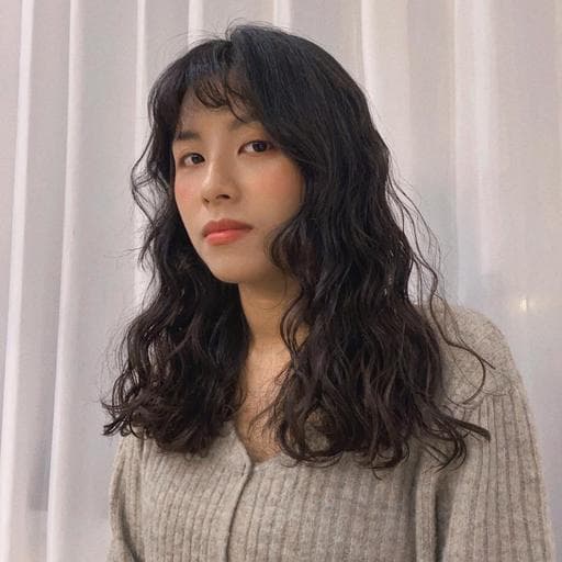 女生中長髮、短瀏海、溫塑燙