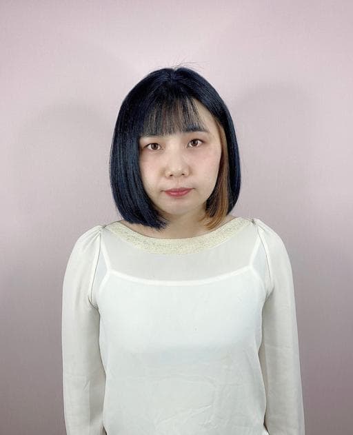女生短髮、耳圈染、質感藍