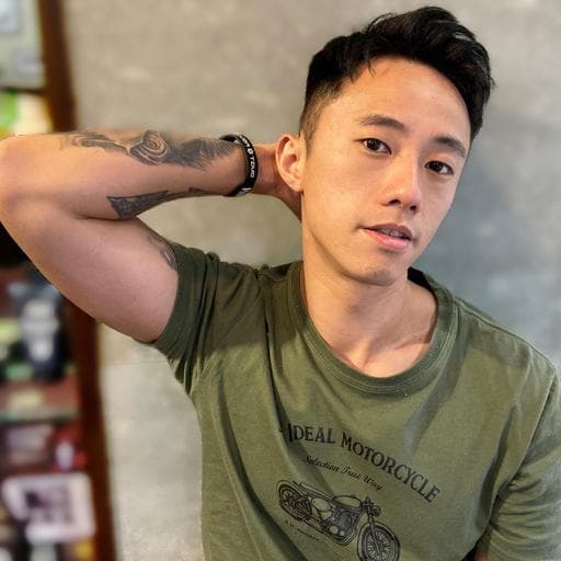 男生短髮、布朗尼髮色