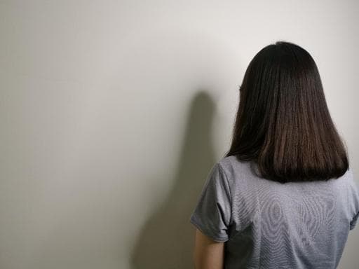 女生中長髮、燙直、內彎