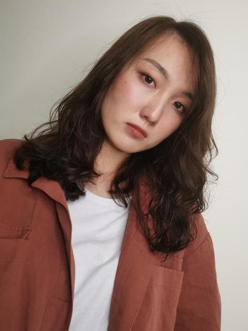 燙卷、長瀏海、咖啡色系