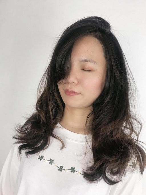 女生長髮、短瀏海、溫塑燙