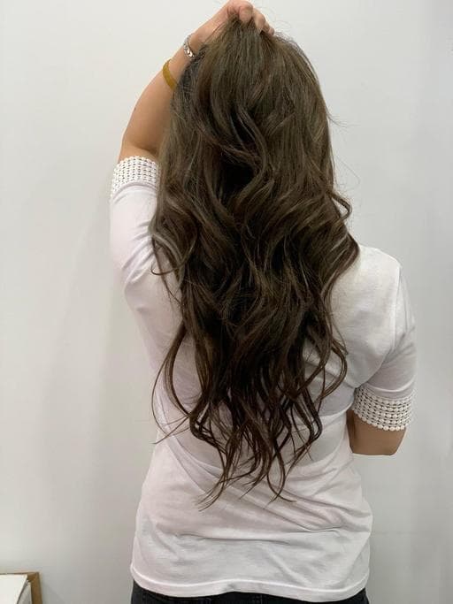 女生長髮、布朗尼髮色