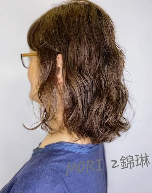女生中長髮、燙卷、短瀏海