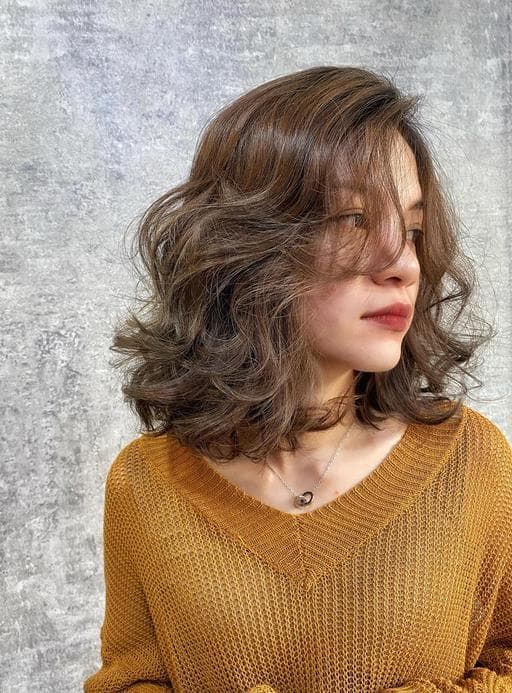 女生中長髮、長瀏海、漂色