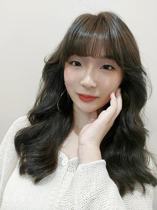 女生中長髮、短瀏海、溫塑燙