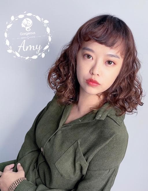 女生中長髮、燙卷、短瀏海