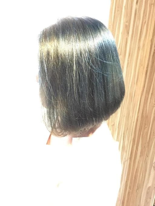 女生短髮、霧面大地色系、質感