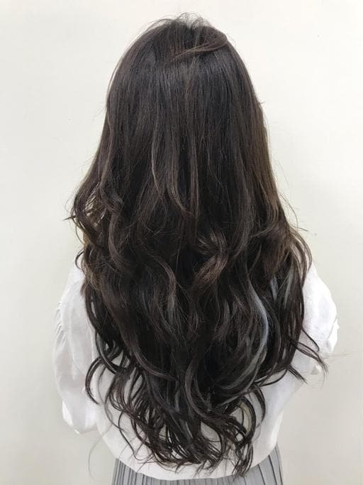 女生長髮、布朗尼髮色