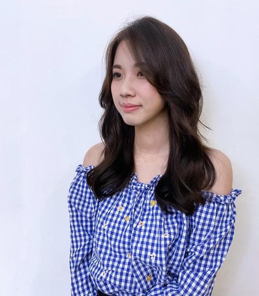 女生長髮、布朗尼髮色