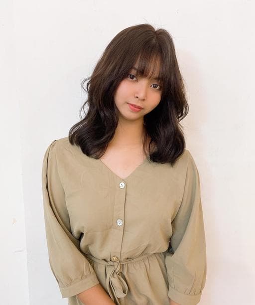 女生長髮、布朗尼髮色