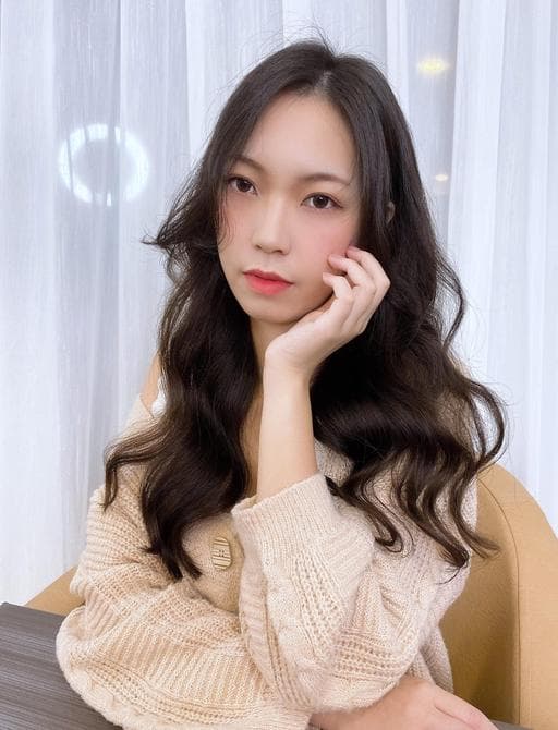女生長髮、布朗尼髮色
