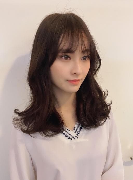 女生長髮、布朗尼髮色