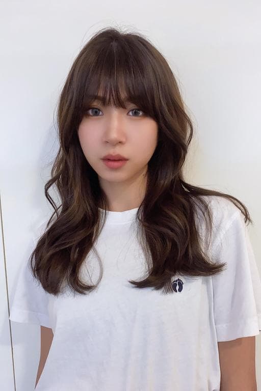 女生長髮、布朗尼髮色