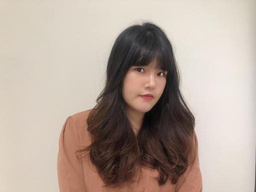 女生長髮、手撥卷、短瀏海