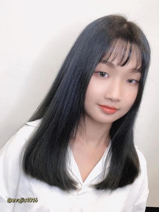藍黑色、女生中長髮、特殊色