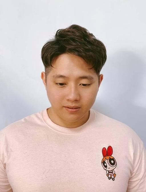布朗尼髮色、男生短髮