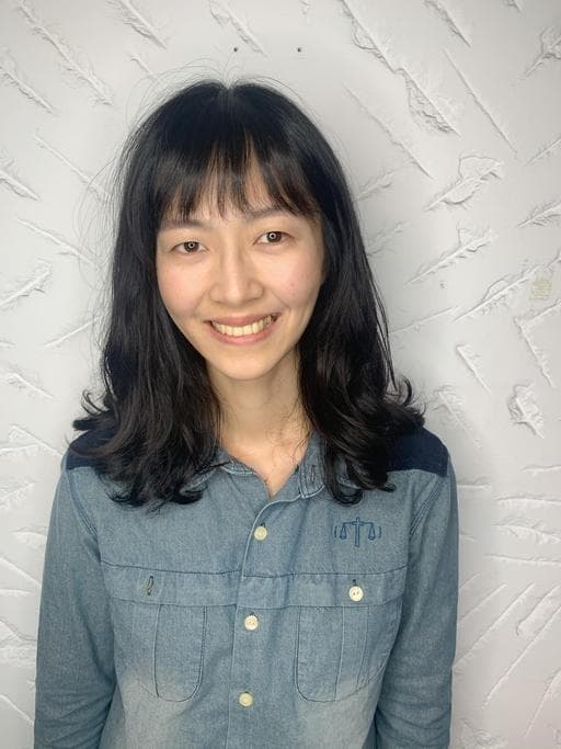 女生長髮、長臉、中性頭皮