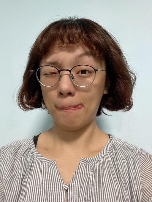 女生短髮、布朗尼髮色