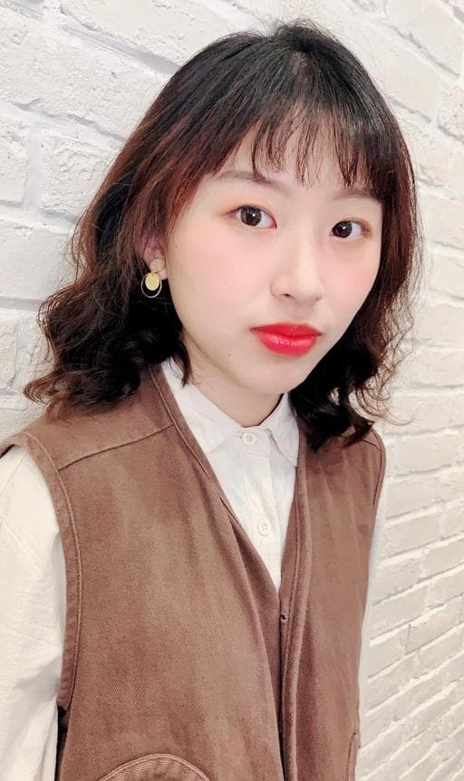 女生中長髮、短瀏海、溫塑燙