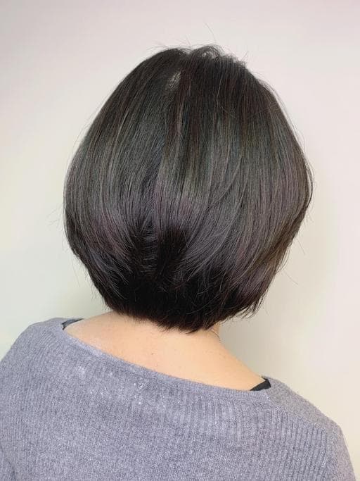 女生短髮、方臉、細軟髮
