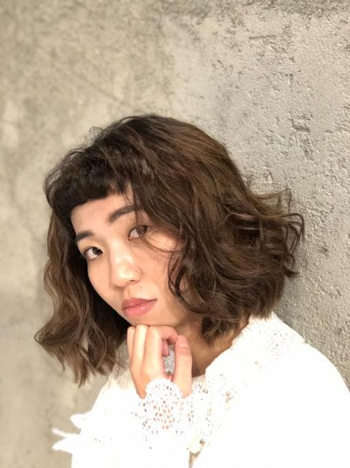 女生中長髮、短瀏海、電棒造型