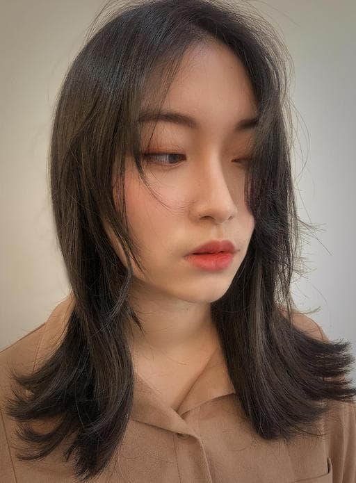 女生中長髮、方臉、細軟髮