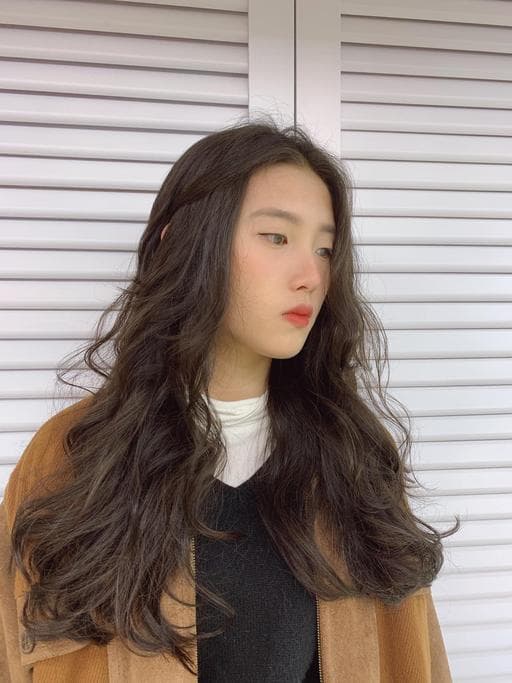 女生長髮、布朗尼髮色